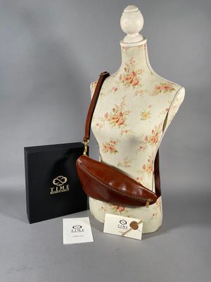 TIME RESISTANCE Sacoche de poitrine en cuir de vachette marr…