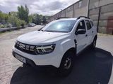une photo d'une camionnette blanche garée sur un parking
