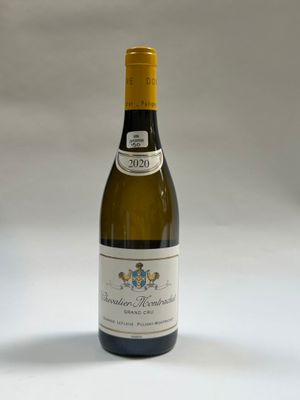 une bouteille de vin posée sur une table