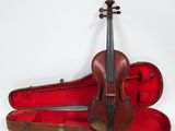 un violon posé dans son étui sur une surface blanche