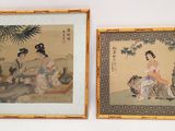 deux tableaux asiatiques encadrés représentant des femmes assises sur un banc devant un mur blanc