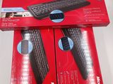 deux boîtes contenant un clavier et une souris sans fil Microsoft posées sur une surface blanche