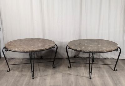 paire de tables rondes à plateau en marbre et pieds en fer