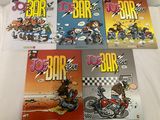 un grand nombre de bandes dessinées sur la table