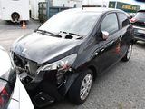 une photo d'une voiture endommagée dans un parking