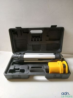 une boîte à outils ouverte contenant un marteau et d'autres outils