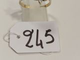 une bague avec une étiquette de prix posée sur une table