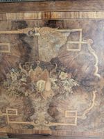 Table marquetée de trophées de musique ; elle ouvre à deux v… (photo 4)