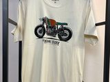 un t-shirt blanc orné d'une image de moto