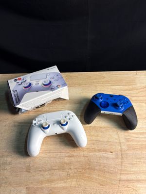 deux manettes de jeux vidéo posées l'une à côté de l'autre sur une table