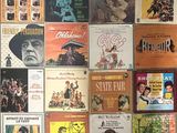 beaucoup d'affiches de films anciens accrochées au mur