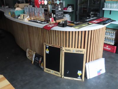une photo d'un bar avec tout un tas d'objets posés sur le comptoir