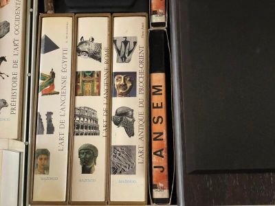 beaucoup de livres qui traînent sur une étagère