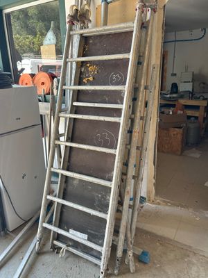 une échelle adossée au mur d'une pièce