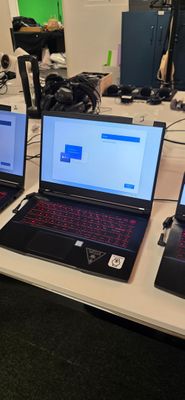 trois ordinateurs portables posés sur une table