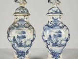 deux vases bleus et blancs surmontés d'oiseaux