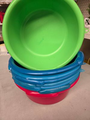 une pile de bols en plastique colorés empilés les uns sur les autres