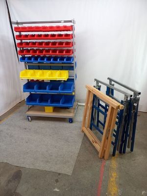 de nombreux bacs de différentes couleurs sur les étagères de la pièce