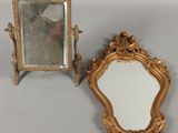 une paire de miroirs aux cadres dorés ouvragés et un cadre photo