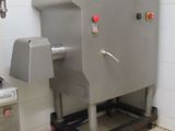 une machine qui se trouve dans le coin d'une pièce