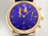 une image représentant une montre dorée et bleue ornée de chiffres romains