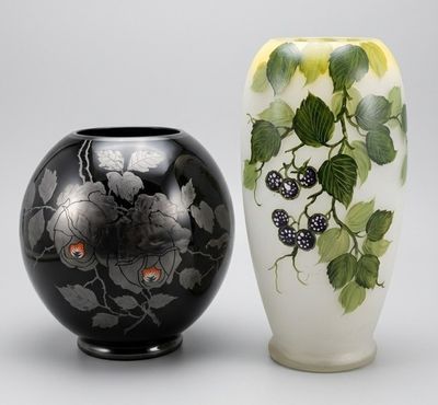 deux vases posés l'un à côté de l'autre sur une table
