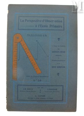 un vieux livre posé sur une surface blanche, avec une règle posée dessus