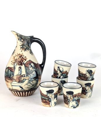 beaucoup de tasses et un pichet sur la table