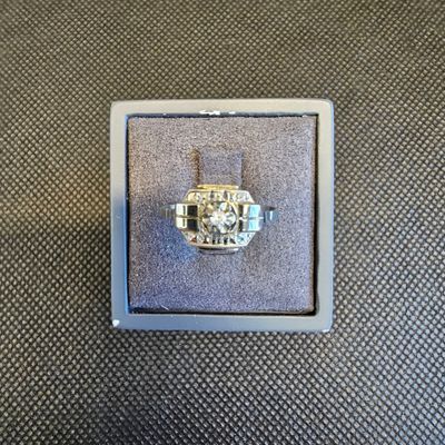 une photo d'une bague dans un écrin posé sur une table