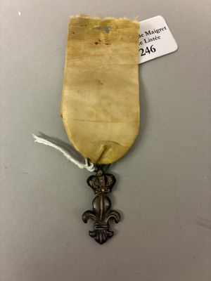 un gros plan d'une médaille avec un ruban posée sur une table