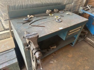 un établi sur lequel sont posés tout un tas d'outils