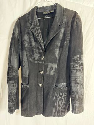 La veste est noire et blanche, avec un imprimé léopard.