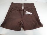 Le pantalon est marron et porte une étiquette.