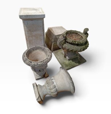 une petite collection d'objets anciens posés sur une surface blanche