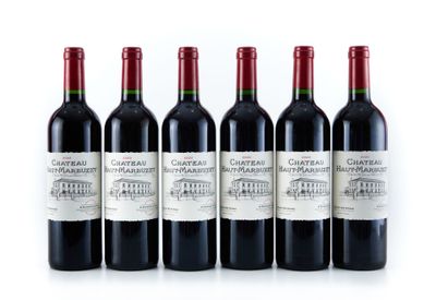 six bouteilles de vin rouge sont alignées