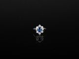 une bague à grappes de saphirs et de diamants
