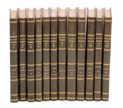 un coffret de six livres reliés en cuir marron avec des bordures dorées
