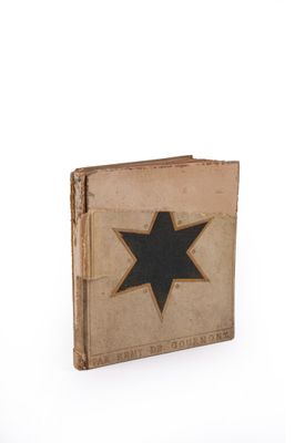 un vieux livre avec une étoile sur la couverture