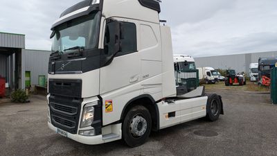 un camion blanc garé dans un parking
