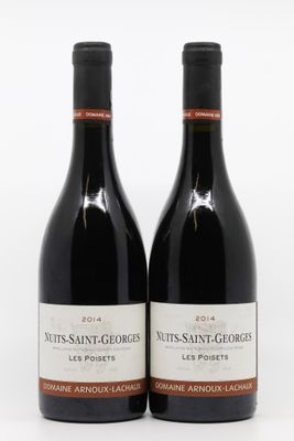 deux bouteilles de vin rouge posées l'une à côté de l'autre sur une surface blanche