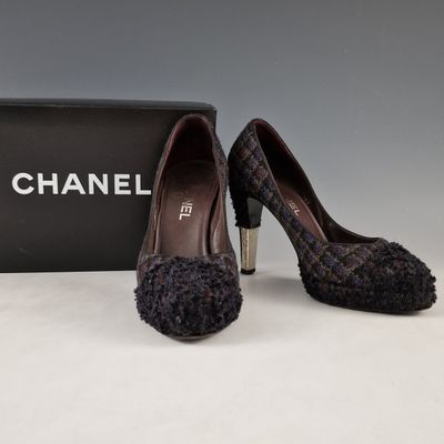 Escarpins Chanel en tweed noir avec des pompons sur le bout