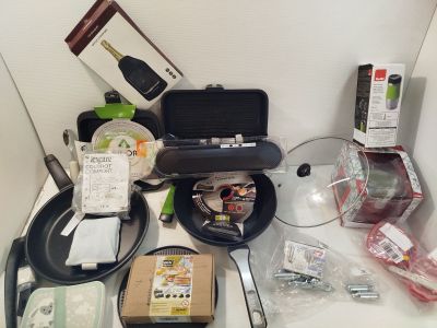 une photo d'un plan de travail de cuisine sur lequel sont disposés divers objets