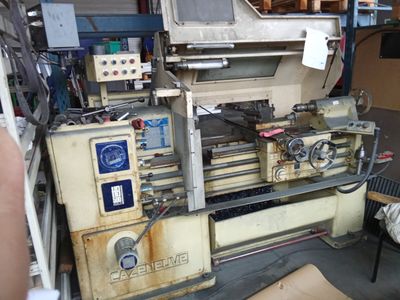 une machine qui se trouve dans un garage