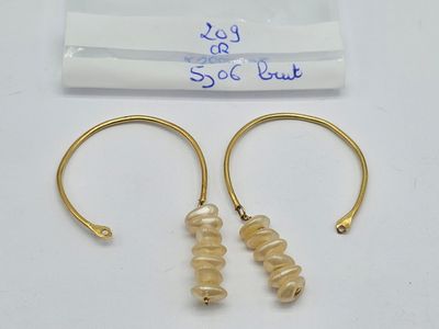 deux paires de boucles d'oreilles plaquées or ornées de perles de verre