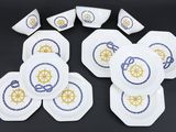 six assiettes blanches ornées de motifs bleus et jaunes sur un fond noir