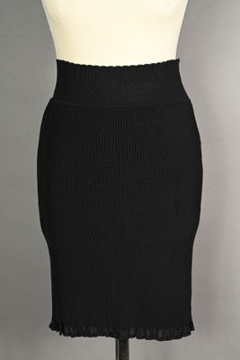 CHRISTIAN LACROIX. Jupe courte en maille cotelée noire.