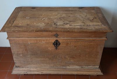 une vieille boîte en bois munie d'un cadenas