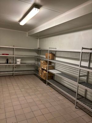 Dans une pièce « Epicerie » : - 1 ensemble de linéaires d'ét… - Photo 1