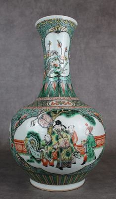 un vase avec l'image d'un homme et d'une femme dessus