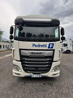 la photo d'un camion blanc garé sur un parking